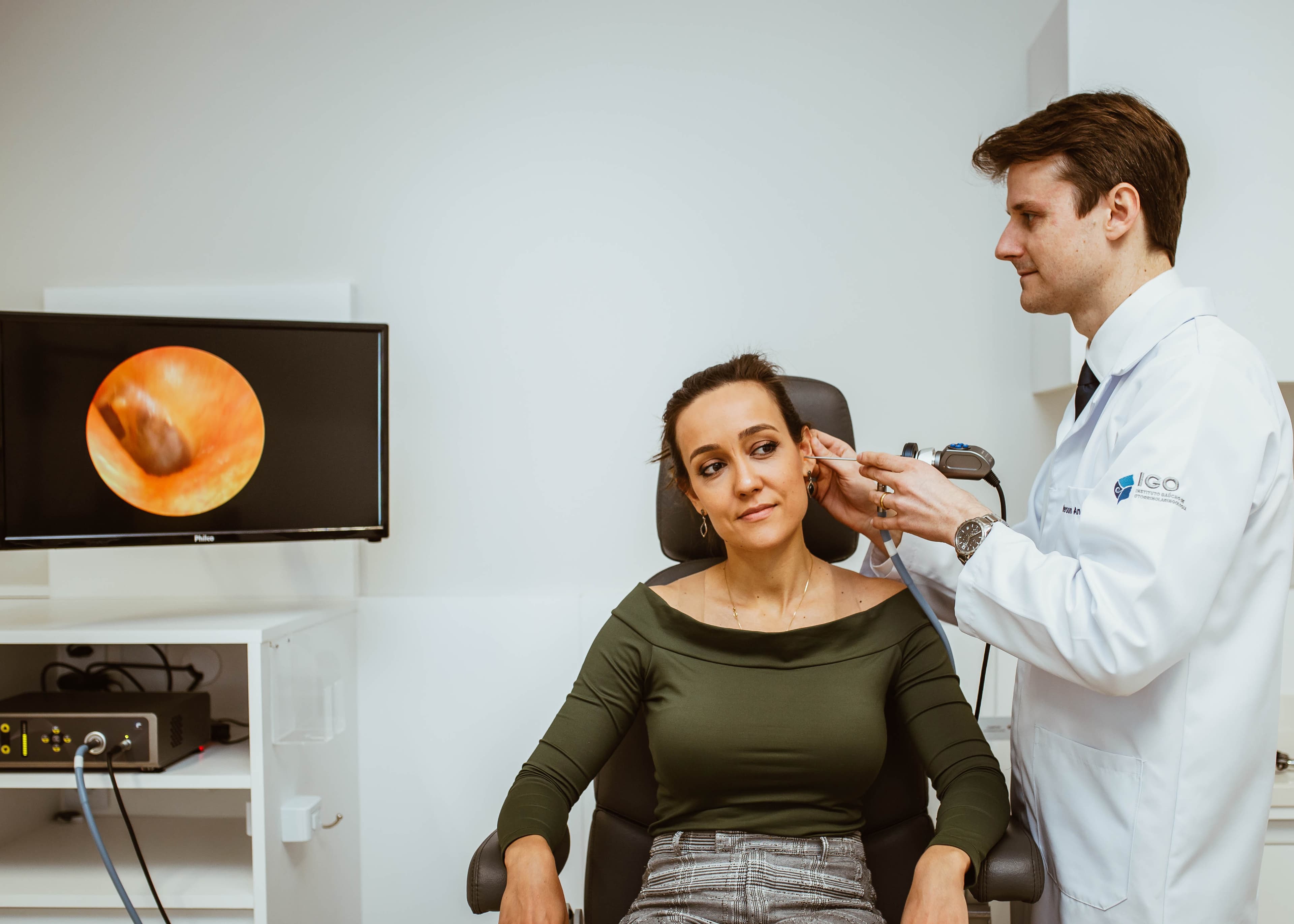 Dr. Jefferson segurando a cabeça de uma paciente