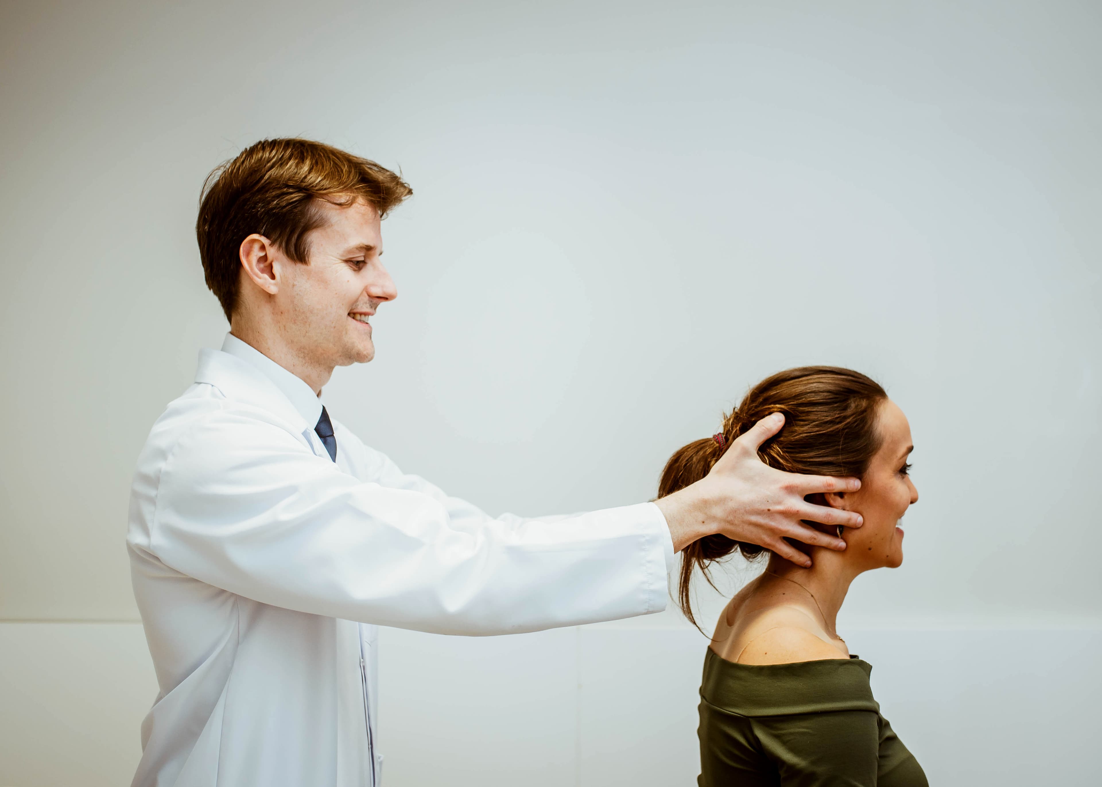 Dr. Jefferson examinando uma paciente